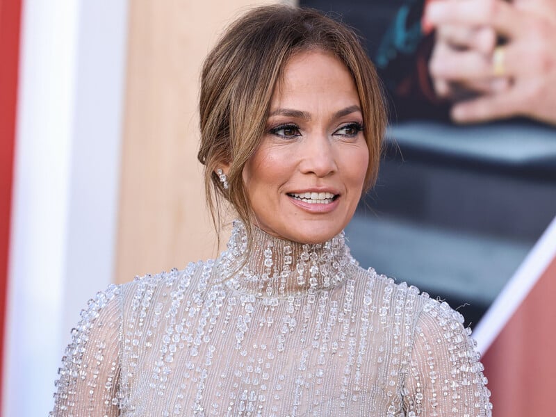 "Знову настав 1999 рік". Лопес вийшла на публіку у джинсах із заниженою талією. Фото