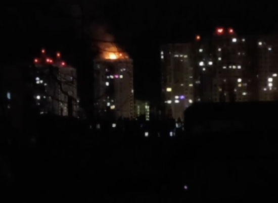 На Київщині внаслідок падіння уламків дрона сталася пожежа на даху 25-типоверхівки - влада