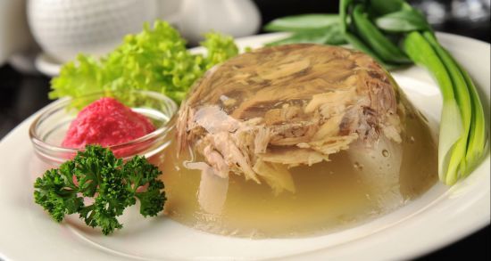 Холодець з курки без желатину: скільки та як його варити