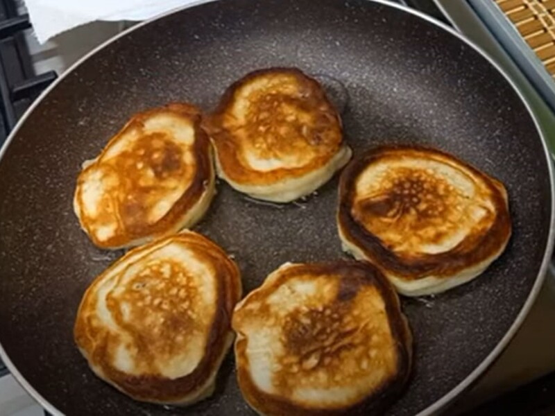 Змішайте продукти в цій послідовності – і оладки будуть пухкими та смачними. Перевірений рецепт