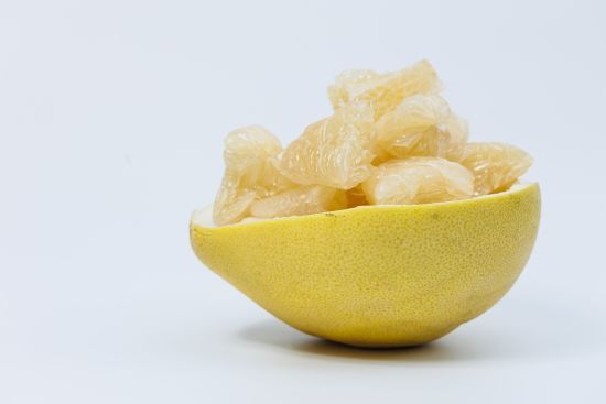 Як за 2 хвилини почистити помело: два швидких способи і один для красивого подавання на стіл