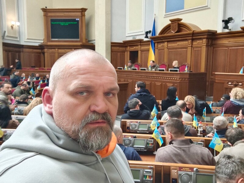 Нардеп Вірастюк показав відеоселфі, яке зробив, заходячи до ліфта в Офісі президента