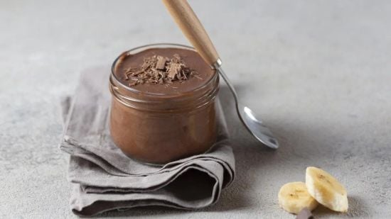 Як за 5 хвилин приготувати смачний десерт із ряжанки: цей смаколик сподобається всім