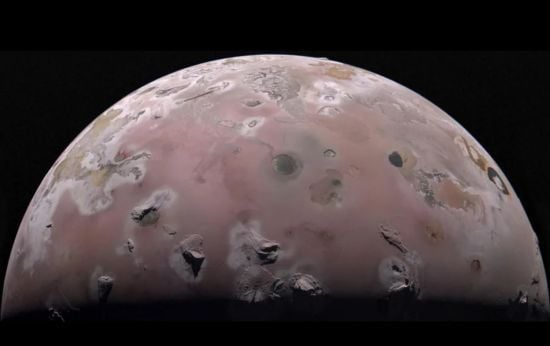 Космічний апарат NASA отримав унікальні знімки вулканічного супутника Іо