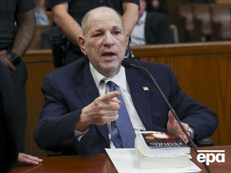 Хворого на лейкемію Вайнштейна госпіталізували. Адвокат заявив про "жахливі умови" утримання у в'язниці