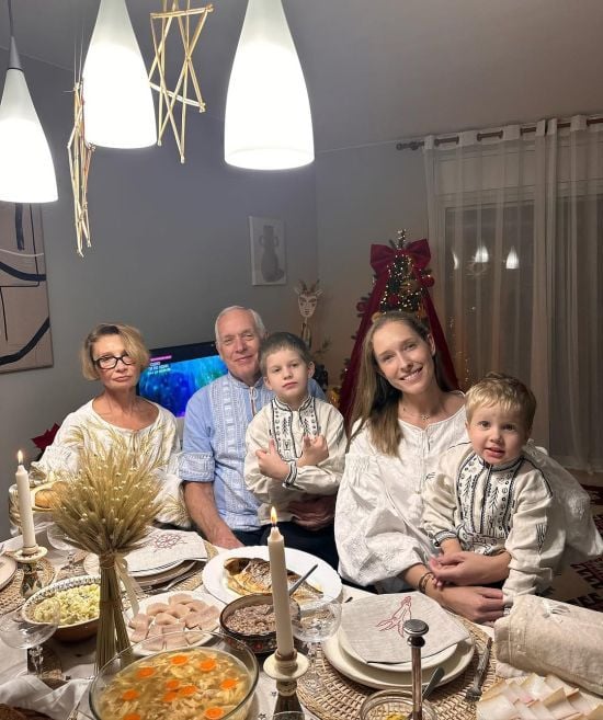 22-річний син Осадчої повернувся до України зі США під час війни: "Всі в зборі"