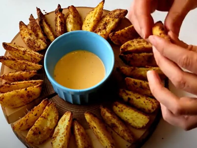 За цим рецептом картопля виходить смачною і хрумкою. Спочатку киньте в окріп, а потім запікайте