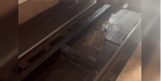 Пасажири "синьої" гілки метро знову зафіксували воду на рейках