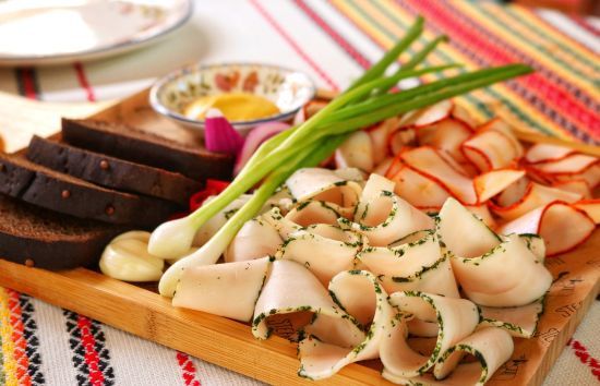 Можна їсти не всім: лікарі розповіли всю правду про свиняче сало