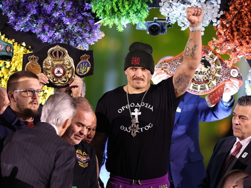 Який вигляд має Усик напередодні бою з Ф'юрі і що побажали йому Зеленський і Подкопаєва. Фото Який вигляд має Усик напередодні бою з Ф'юрі і що побажали йому Зеленський і Подкопаєва. Фото