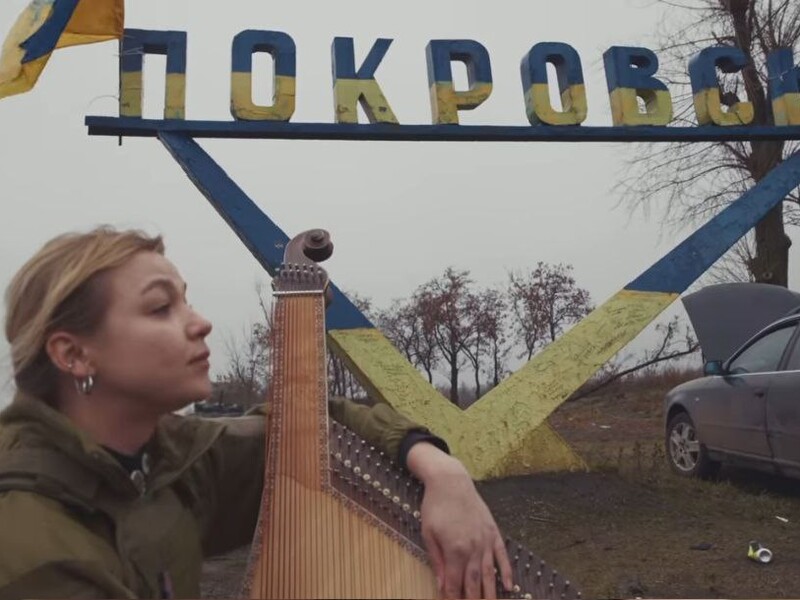 Бандуристка Kruть зіграла "Щедрик" під Покровськом. Відео