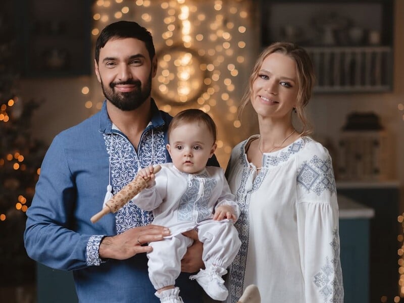 "Нікому нічого не сказали й поїхали розписуватися". Дружина Козловського вперше показала їхні весільні фото