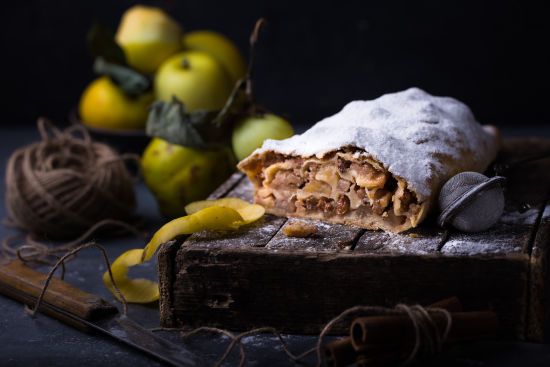 Аромат зими: рецепт традиційного віденського штрудля з яблуками і корицею