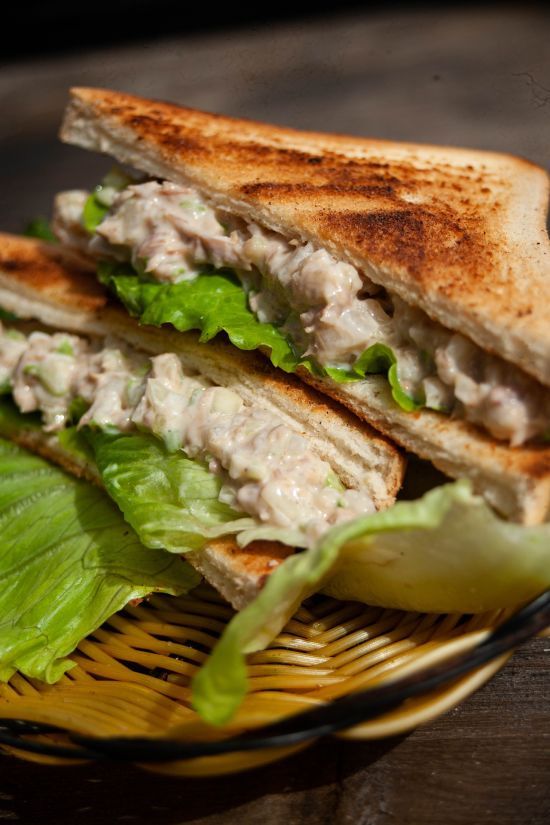 "Святкові" бутерброди зі смачним намащенням: скільки не готуйте, завжди буде мало