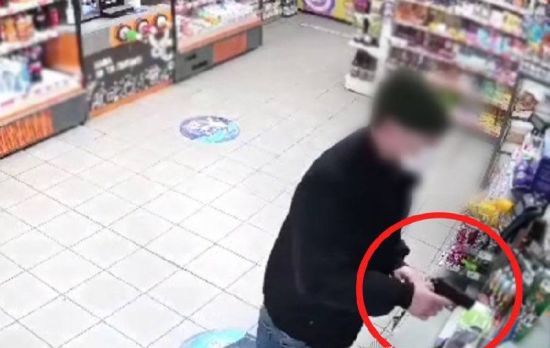 "Виніс" 11 тис. гривень: поліція Києва затримала іноземця, який пограбував магазин