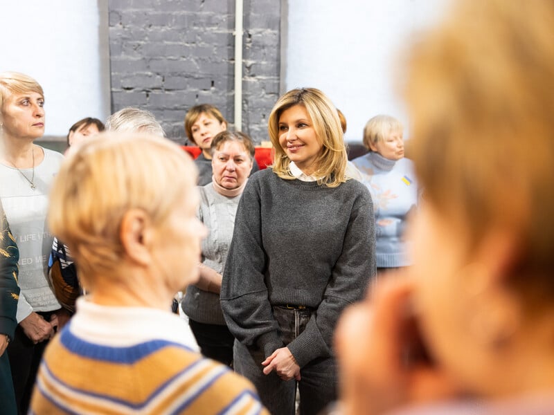 У джинсах, светрі й черевиках на жовтій платформі. Зеленська з'явилася на публіці в новому образі. Фото