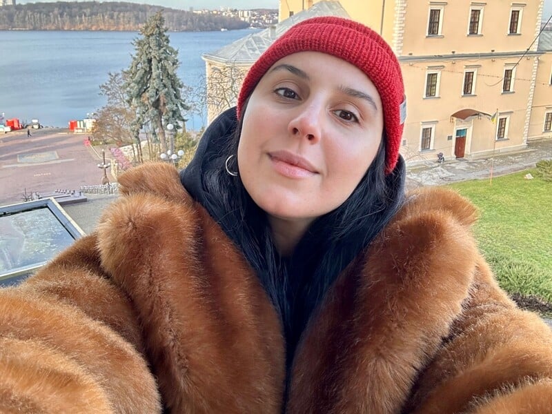 Джамала в шубі за 23 тис. грн зі штучного хутра вразила мережу "скромним луком". Відео