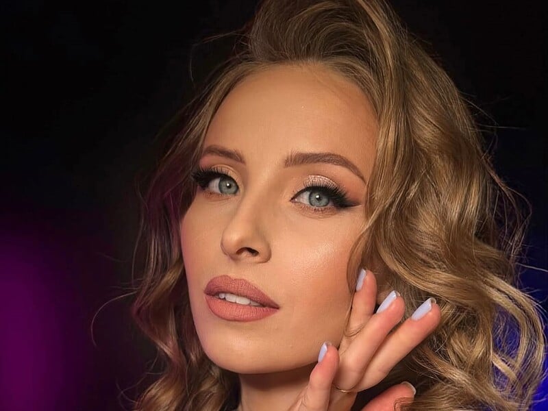 Сагайдачна вперше показала батька своєї новонародженої доньки