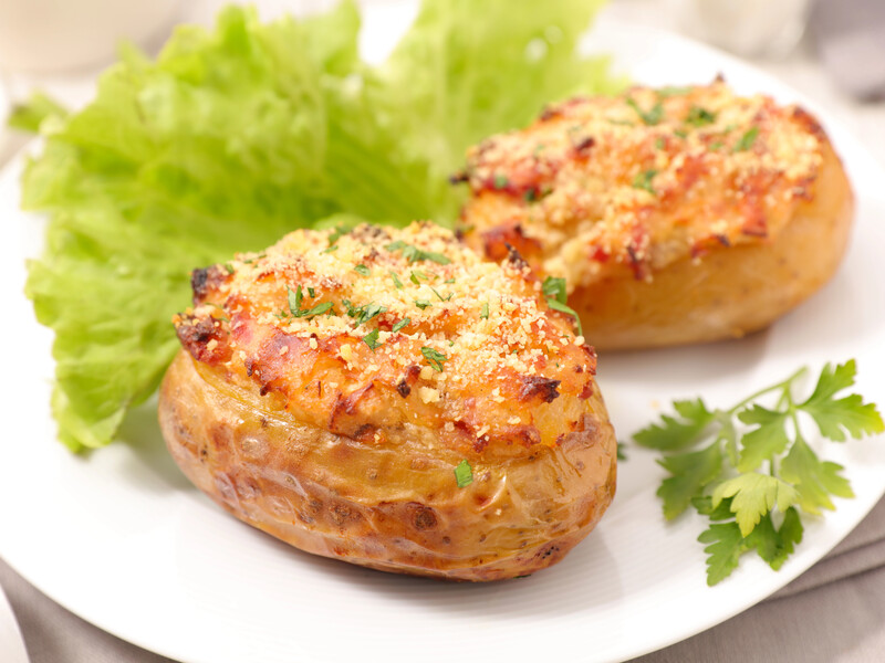 Наповніть кожен картопляний "човник" цією начинкою – і вийде дуже смачна запечена картопля