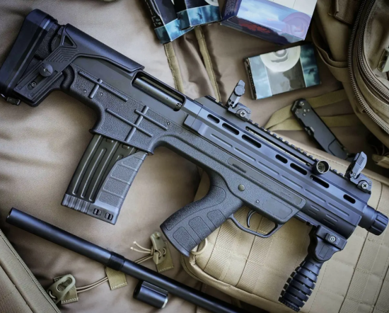 На Рівненщині чоловік із автомата влаштував стрілянину по натовпу, є поранені