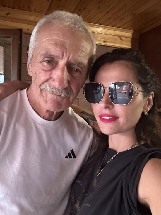 Усиновлена журналістка розшукувала батьків і виявила, що вже дружить зі своїм татом у Facebook