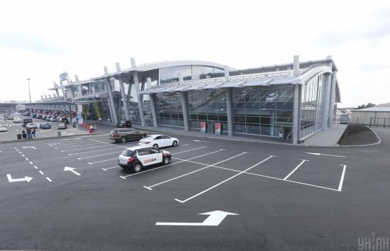 Директори українських аеропортів отримують зарплати за умов закритого неба: скільки заробили