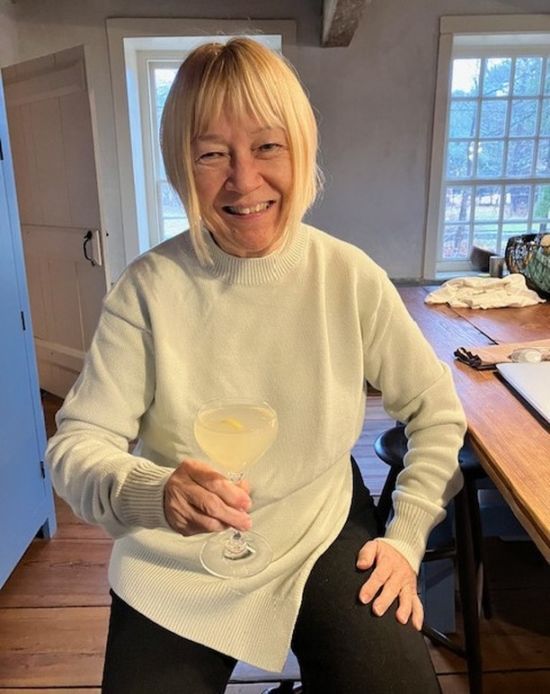 64-річна жінка похизувалася, що зустрічається лише з молодиками: "Однолітки не встигають у ліжку"