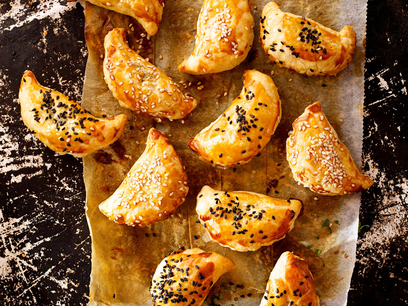 "Соковита начинка й м'ясна оболонка". Швидкий рецепт чебуреків без тіста