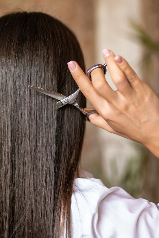 Стрижка за місячним календарем: науковці відповіли, як це впливає на волосся