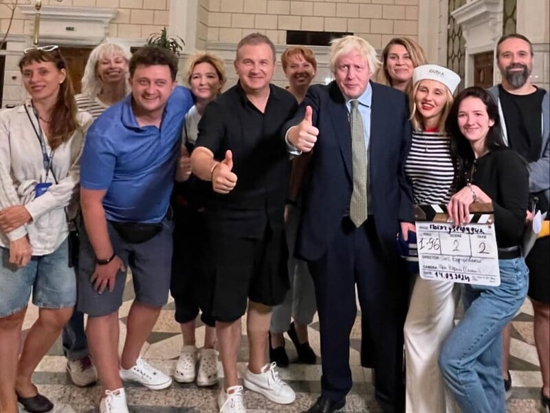 "Добрий день, everybody. Happy New Year, українці". Борис Джонсон знявся в українському фільмі. Відео