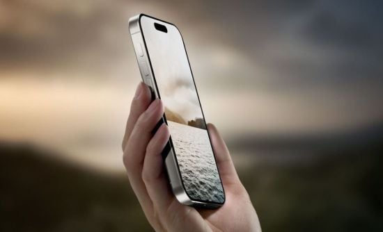 Чоловік випадково впустив iPhone у скриньку для пожертв: храм відмовився його повернути – фото