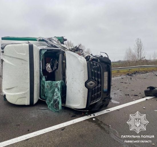 Масштабна ДТП на Львівщині: вантажівка перекинулась і перекрила рух