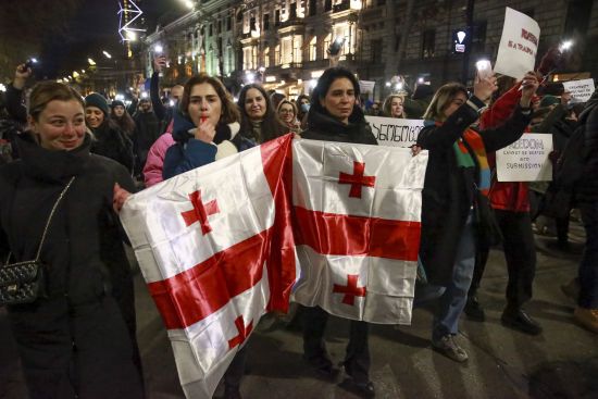 У Грузії стартували вибори президента з єдиним кандидатом: протестувальники вийшли під парламент