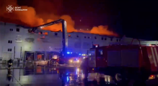 Через атаку в Київській області спалахнула масштабна пожежа (відео)