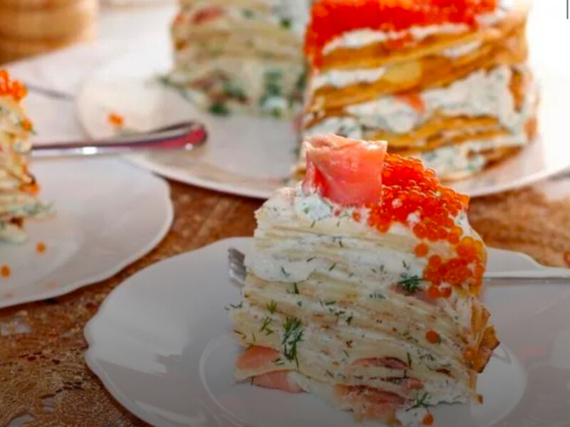 "Який він смачний, ви просто не уявляєте". Закусочний млинцевий торт із червоною рибою