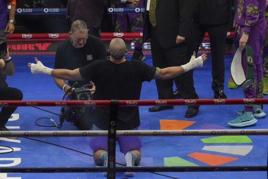 Усик розповів, кому присвячує перемогу над Ф'юрі в реванші