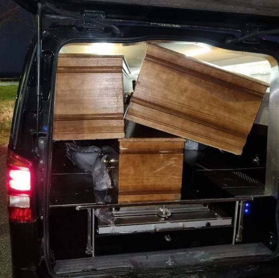 Фургон із трунами шокував поліцію: що було всередині (фото)