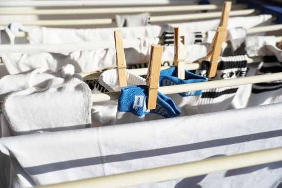 Як швидко висушити речі взимку, коли на вулиці холодно: чи потрібно виносити мокрий одяг на мороз