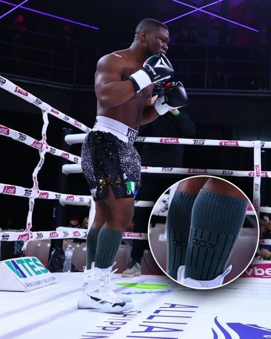 Нігерійський боксер вийшов на бій у шкарпетках з написом "ЗСУ" та віддав військовим частину гонорару