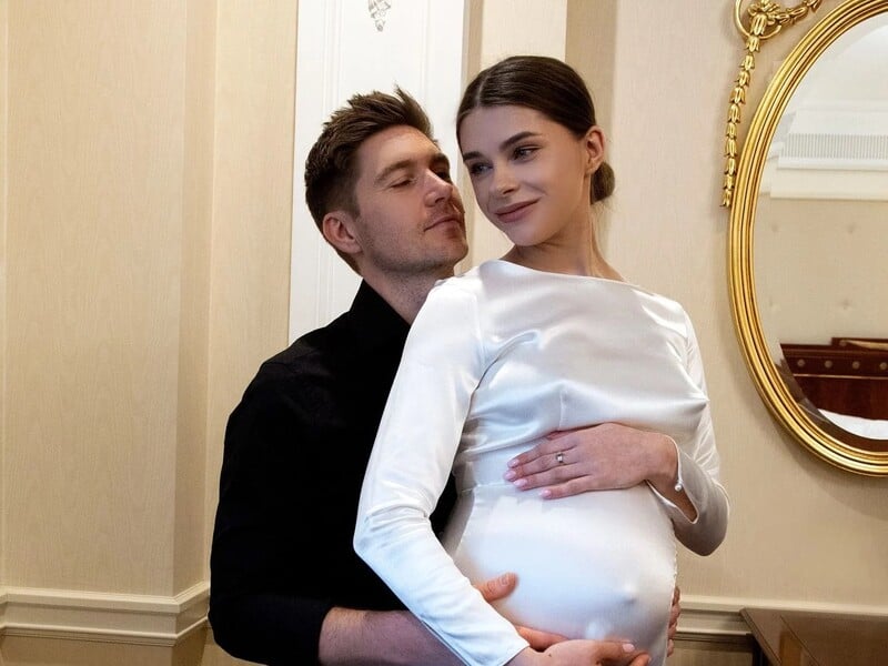 Третя дружина Остапчука показала відкритий живіт на пізньому строку вагітності Третя дружина Остапчука показала відкритий живіт на пізньому строку вагітності