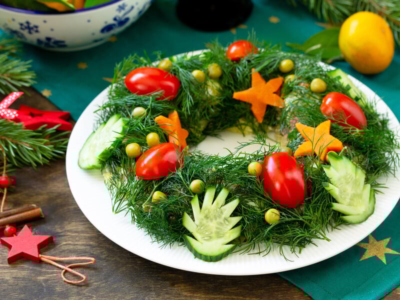 "Неймовірно смачний, легкий та гарний" – салат "Різдвяний вінок" із хамоном і моцарелою