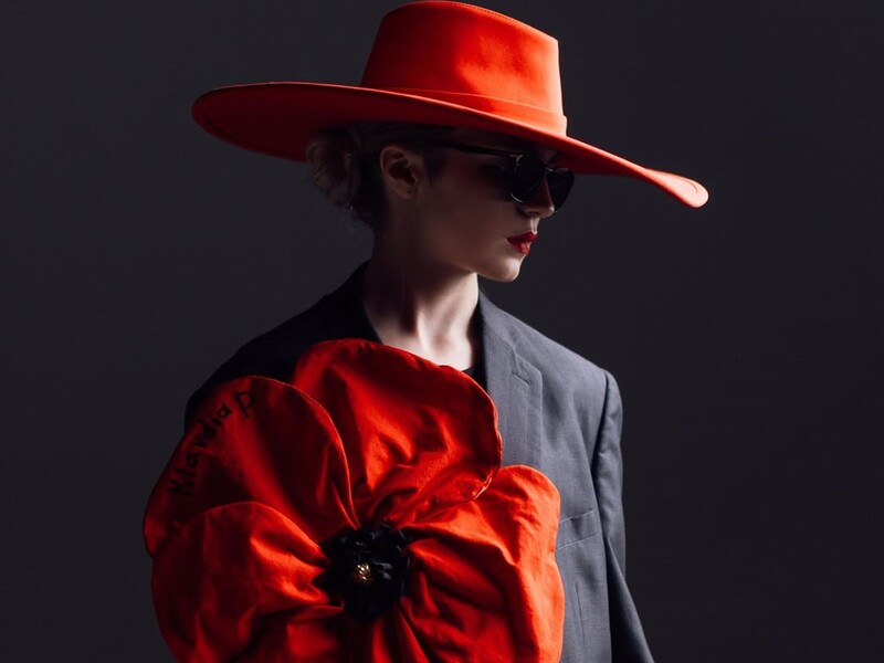 Піджак із перероблених матеріалів і гігантська квітка. Klavdia Petrivna знялася в новому образі. Фото