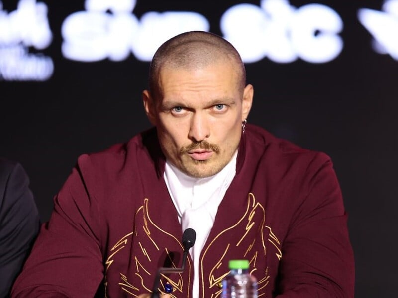 Усик ефектно вийшов на битву поглядів із Ф'юрі під пісню "Барабан" у живому виконанні Пивоварова. Відео Усик ефектно вийшов на битву поглядів із Ф'юрі під пісню "Барабан" у живому виконанні Пивоварова. Відео
