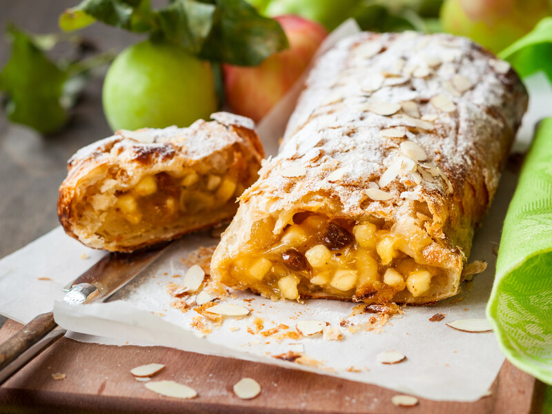 "Готуйте одразу два" – рецепт яблучного штруделя з покупного тіста