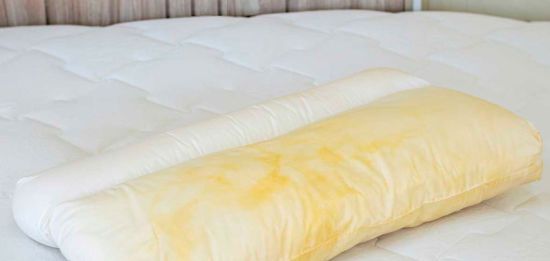 Що робити з жовтими плямами на подушці, розповіла експертка