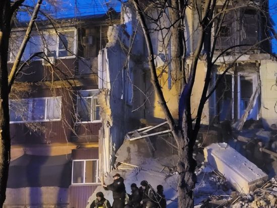 У Кривому Розі з-під завалів будинку дістали непритомного чоловіка, але реанімувати його не вдалося: фото