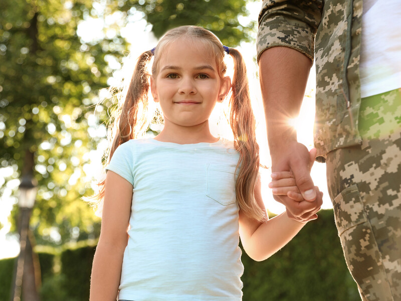 Як підтримати дитину, коли тато на війні? Поради психолога Як підтримати дитину, коли тато на війні? Поради психолога