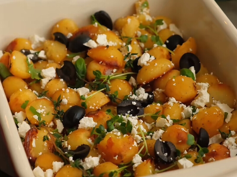 Додайте маслини, зелень і сир фета – запечена картопля за 45 хвилин буде готова