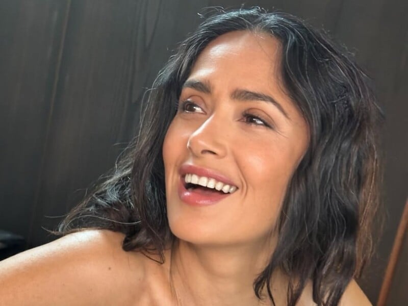 58-річна Гаєк продемонструвала декольте