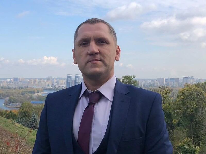 Актор Іваниця розповів про знайомство в Tinder із дівчиною, яка згодом стала його дружиною